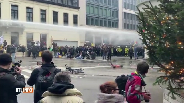 Manifestation contre les mesures sanitaires: la police sort le canon à eau contre un groupe de perturbateurs