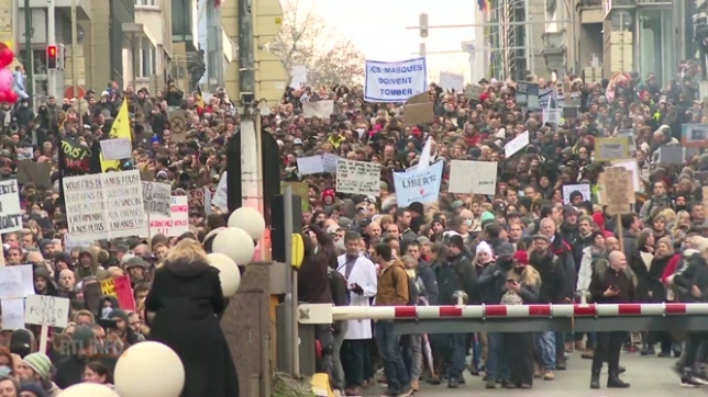 Bruxelles: des milliers de personnes manifestent contre les mesures sanitaires