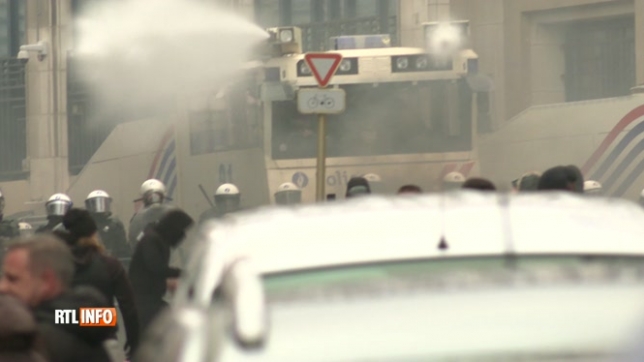 Manifestation contre les mesures sanitaires à Bruxelles: la police utilise le canon à eau