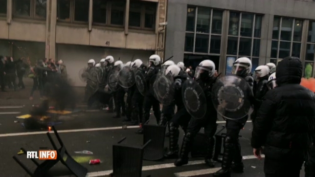 Manifestation contre les mesures sanitaires à Bruxelles: des manifestants lancent des chaises sur les policiers