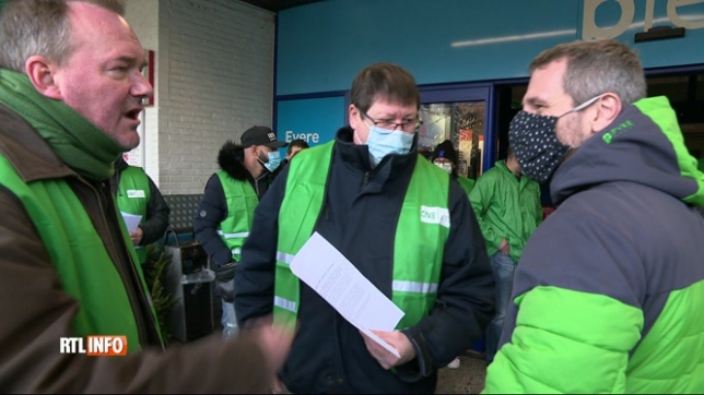 Emploi: action des travailleurs de Logistics Nivelles au Carrefour d