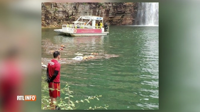Drame au Brésil: au moins 7 morts et 3 disparus après une chute de rochers dans un lac touristique