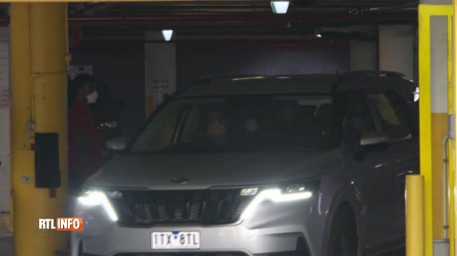 La voiture dans laquelle se trouverait Djokovic quitte le centre de rétention
