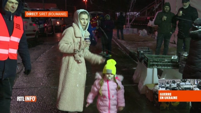 Guerre en Ukraine: des réfugiés affluent à la frontière roumaine