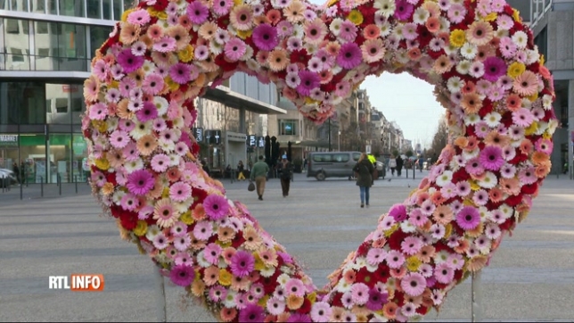 Guerre en Ukraine: un coeur de fleurs géant a été installé place de Brouckère