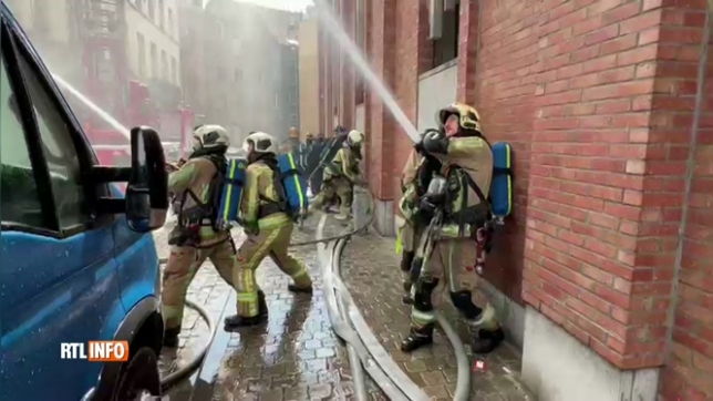 Colonne de fumée noire dans le ciel de Bruxelles: un incendie s