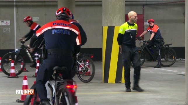 Des policiers suivent une formation pour rouler à vélo