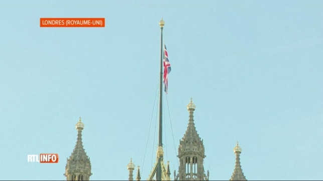 Royaume-Uni: les drapeaux sont à nouveau hissés dans les lieux publics