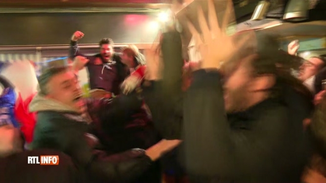 La France renaît: les supporters célèbrent ensemble dans les bars