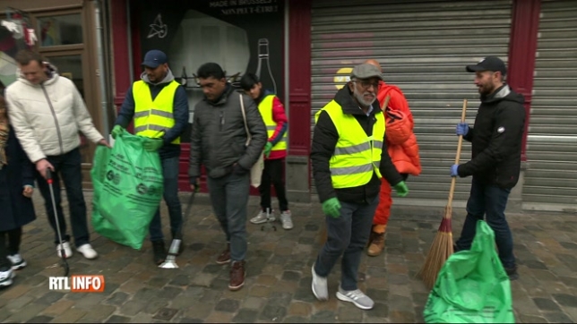 Nouvel An: des bénévoles ont nettoyé les rues de Bruxelles ce matin