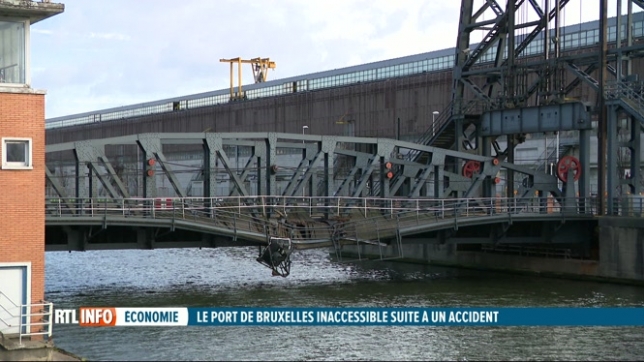 Une péniche a percuté un pont dans le port de Bruxelles, le 30/12