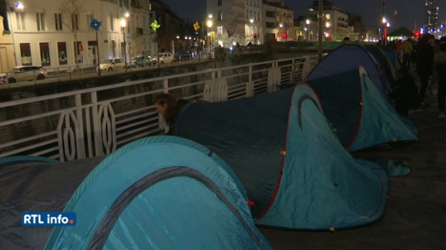 Des Bruxellois dorment dans des tentes aux côtés des demandeurs d