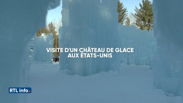Des Américains visitent un château de glace dans des températures polaire