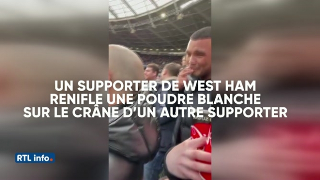 Des supporters de West Ham reniflent une poudre blanche sur le crâne d