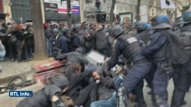 Paris - Retraites: affrontements entre manifestants et forces de l