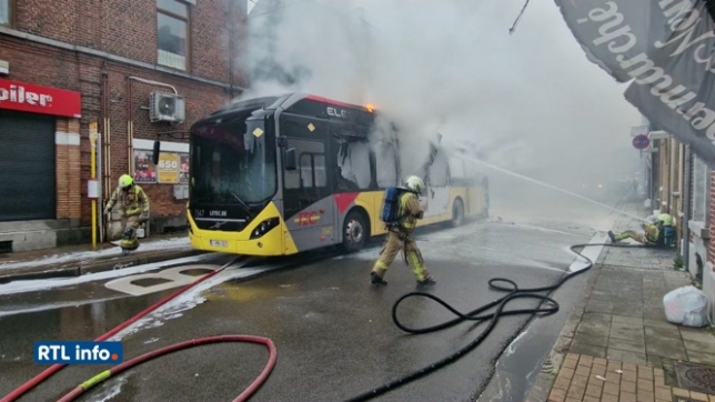Un bus TEC prend feu à Montigny-sur-Sambre et plonge un quartier dans une épaisse fumée noire