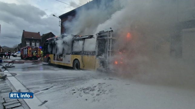 Un bus TEC a pris feu à Montigny-sur-Sambre, dégageant une épaisse fumée