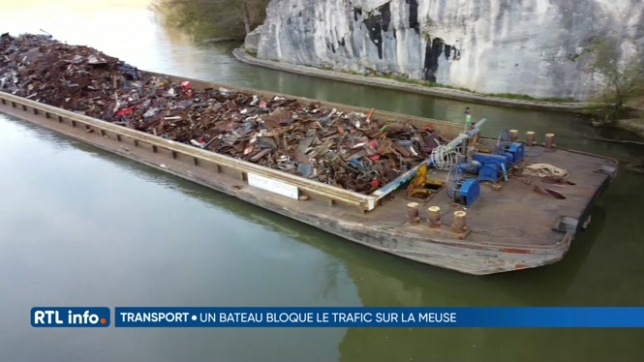 Une barge chargée de ferraille coincée sur la Meuse à Waulsort