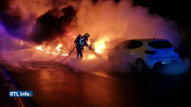6 véhicules sur moins de 30 mètres incendiés dans une rue à Forchies-la-Marche: la piste criminelle privilégiée