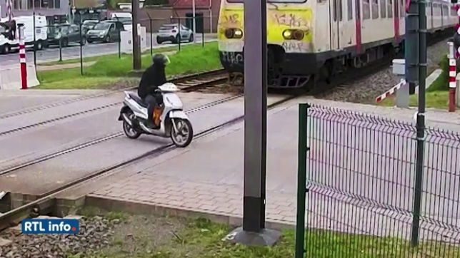 A quelques centièmes de seconde du drame: un motocycliste slalome entre les barrières fermées et évite un train de justesse
