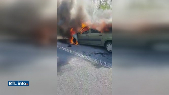 A Gosselies, une voiture détruite par les flammes sur l’A54