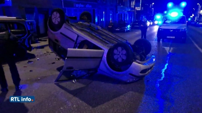 Spectaculaire accident à Couillet: une femme percute des véhicules en stationnement, sa voiture se retrouve sur le toit