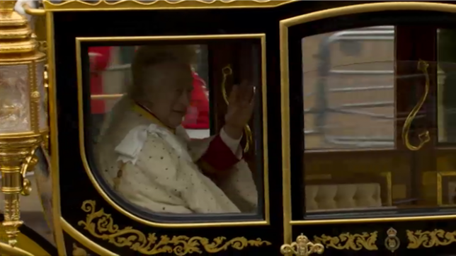 Le Roi et la Reine quittent Buckingham Palace dans le carrosse royal