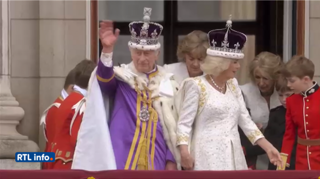 La famille royale britannique apparait au balcon du palais de Buckingham