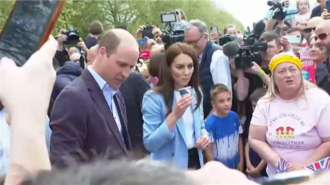 Le prince et la princesse de Galles William et Kate saluent la foule à Windsor