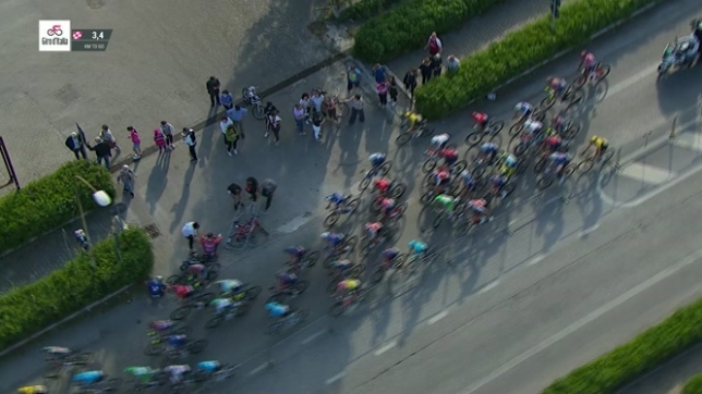Grosse chute au Giro: un groupe de coureurs termine sa course dans le public