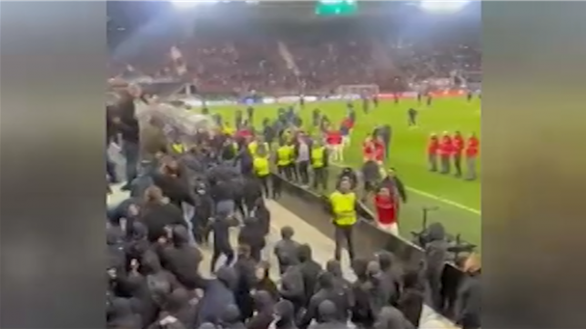 Des supporters arrêtent une horde de hooligans pendant un match de foot