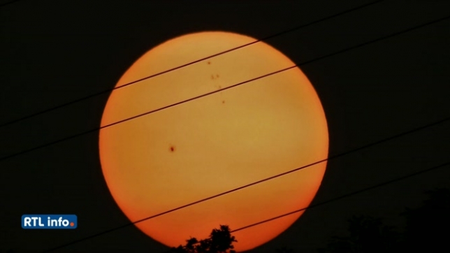 Des taches plus sombres bien visibles sur la surface du soleil