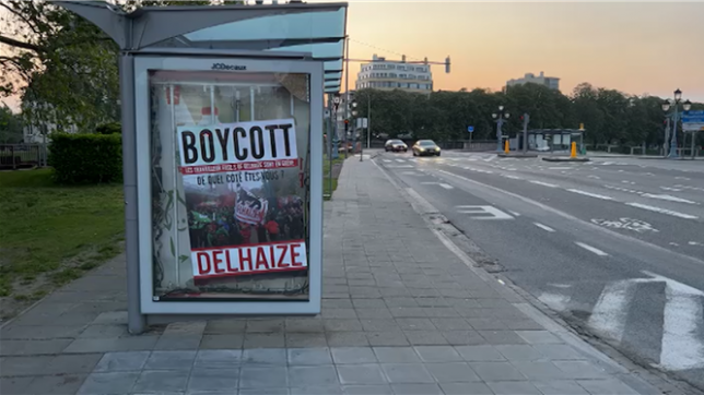Des affiches appelant au boycott de Delhaize placées partout dans le pays