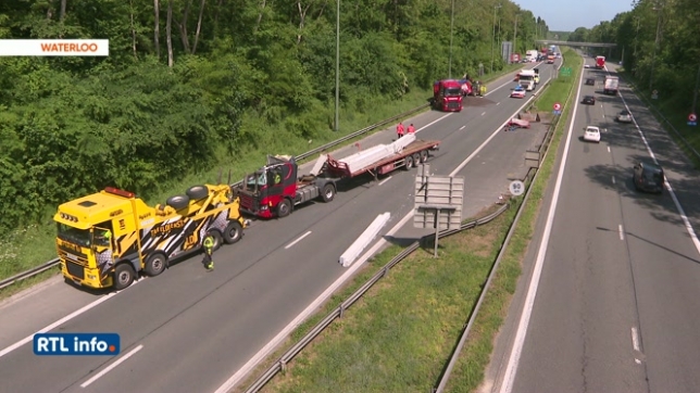 Le ring de Bruxelles fermé à Waterloo vers Ittre suite à un accident entre 2 camions