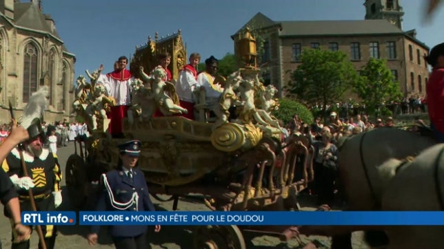 Doudou: la traditionnelle procession de Sainte-Waudru s