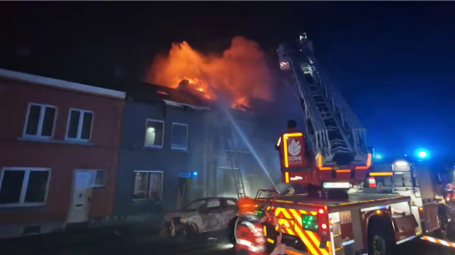 Huit voitures et trois maisons en feu: incendie spectaculaire à Montignies-sur-Sambre