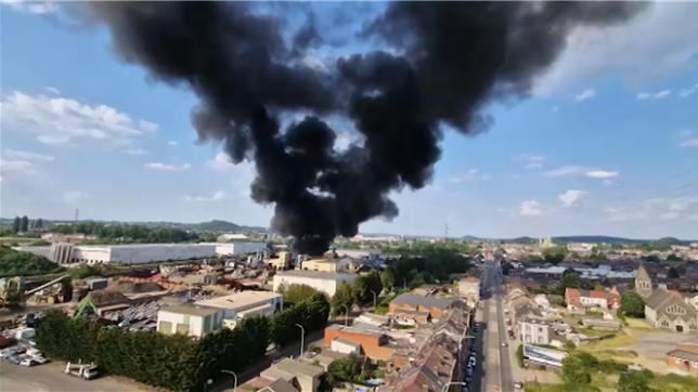 Un incendie fait rage à Châtelet: une usine de recyclage est en feu