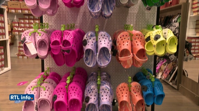 La vente des Crocs toujours en hausse: comment expliquer le succès de cette chaussure?