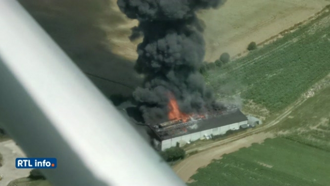 Genappe: un témoin filme un important incendie depuis un avion