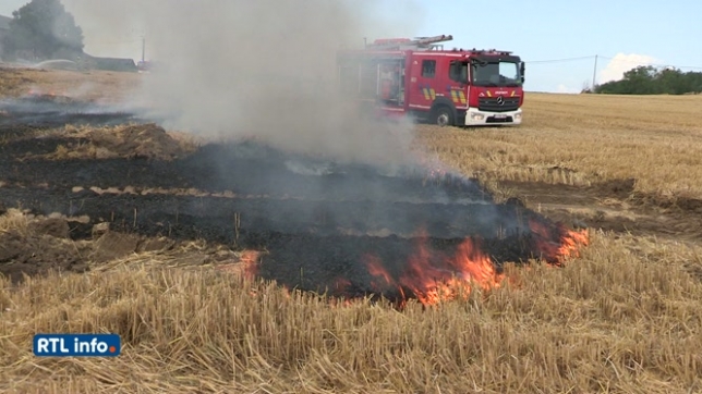 Un énorme feu de champ a eu lieu à Le Roux