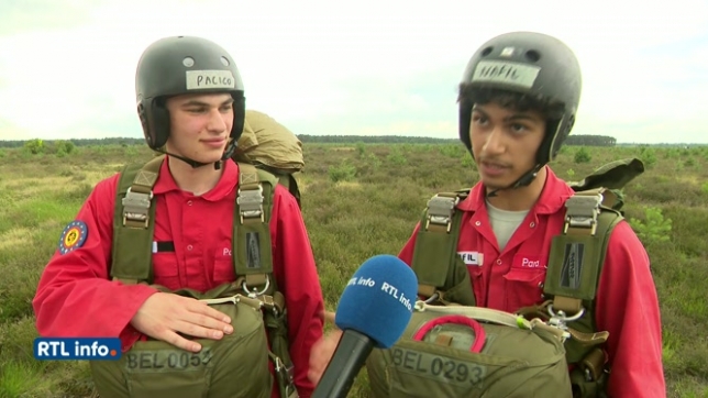 120 jeunes participent à un stage de saut en parachute près de Kleine Brogel