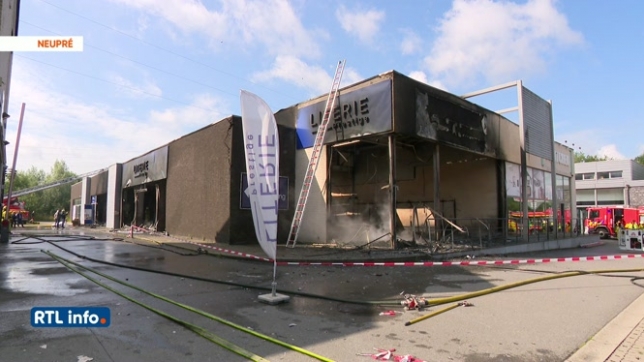 Un magasin de matelas en feu à Neupré: la fumée visible à des kilomètres