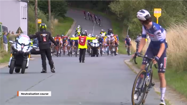 Scène incroyable sur le Tour de Wallonie : la course a dû être neutralisée à cause d