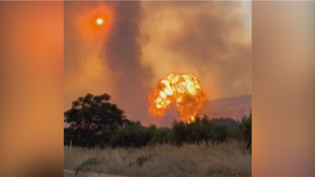 Énorme déflagration, onde de choc ressentie à plus de 4km à la ronde: un dépôt de munitions prend feu en Grèce