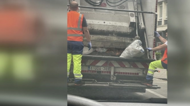 Scandaleux!: Justine voit un camion poubelle mélanger les sacs orange, jaune et bleu, mais comment l