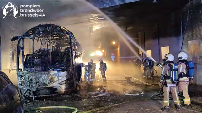 Un car prend feu sous un pont ferroviaire à Bruxelles
