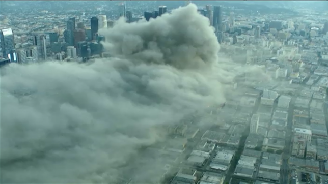 Un ÉNORME nuage de fumée plane sur Los Angeles: que se passe-t-il?