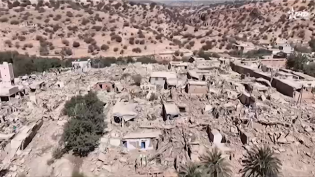 Des soldats et des civils recherchent des survivants du tremblement de terre dans les décombres de la région de Taroudant