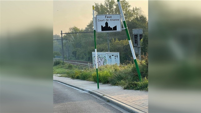 On frôle le génie, Surréalisme à la belge: les habitants de Court-Saint-Etienne surpris par des panneaux installés à des endroits inattendus