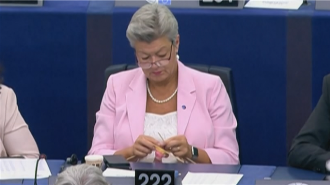 Une commissaire européene tricote pendant le discours sur l’état de l’Union de von der Leyen